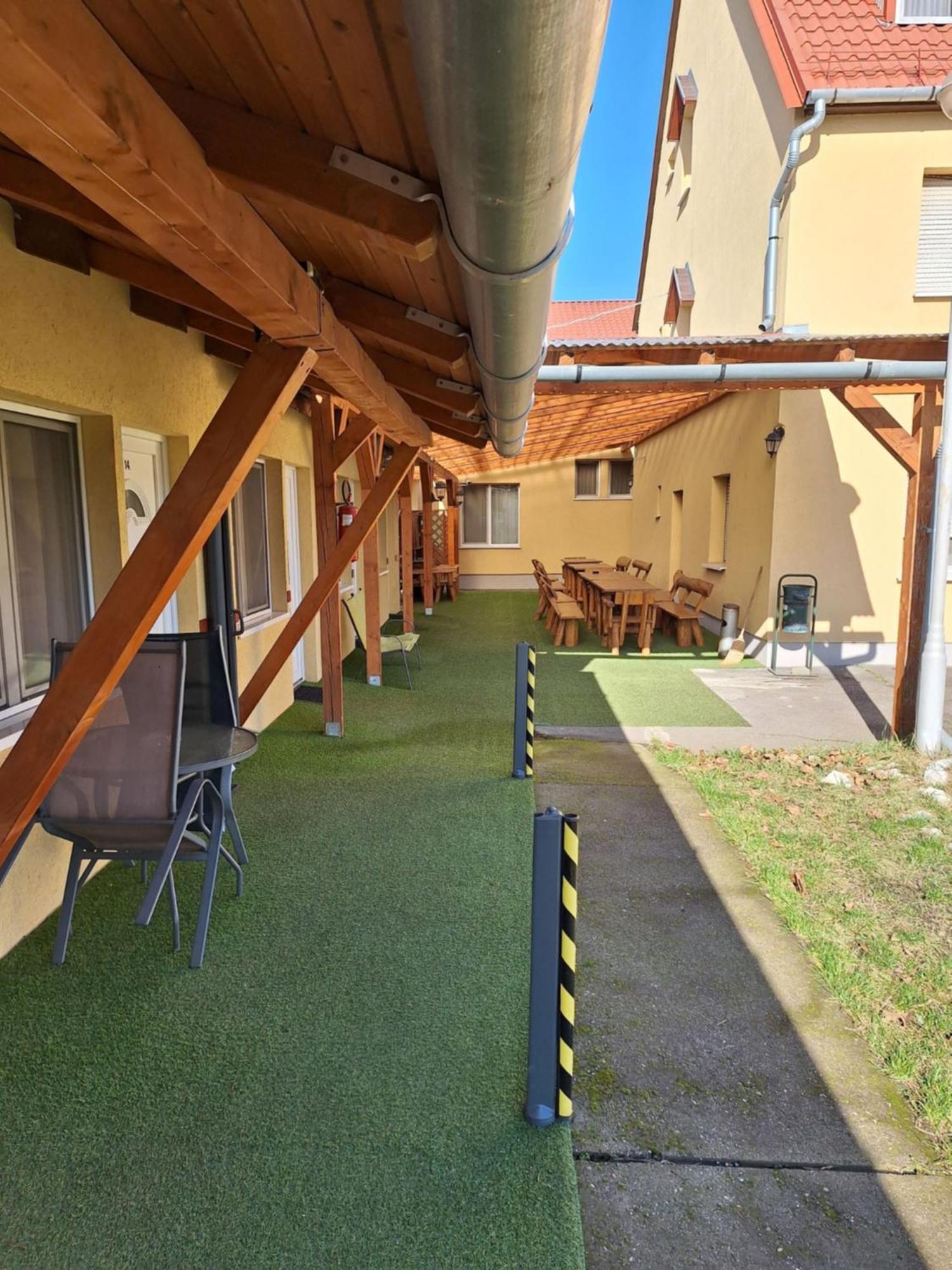 Bed and Breakfast Fenyo Panzio Mezőkövesd Exterior foto