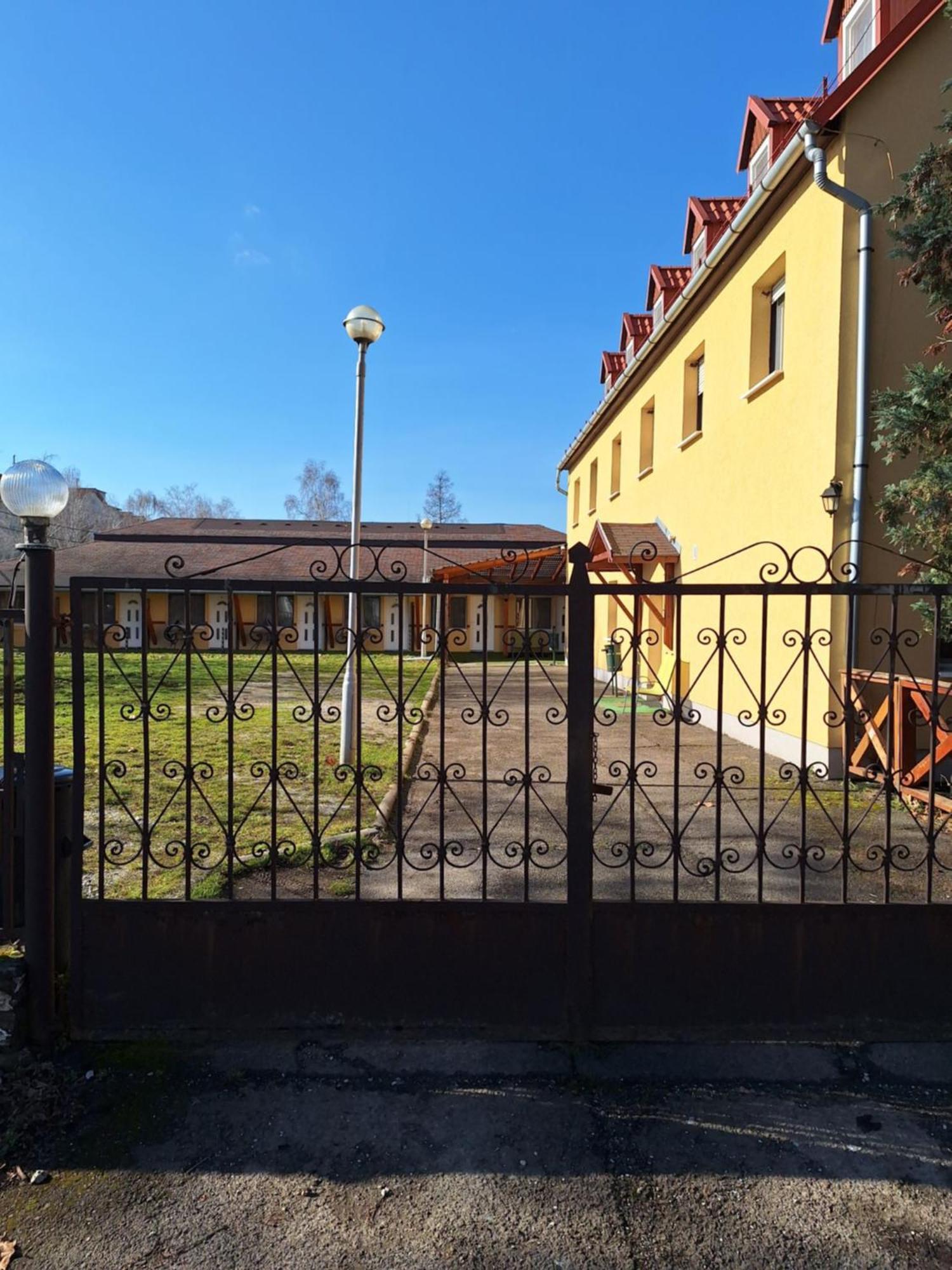 Bed and Breakfast Fenyo Panzio Mezőkövesd Exterior foto
