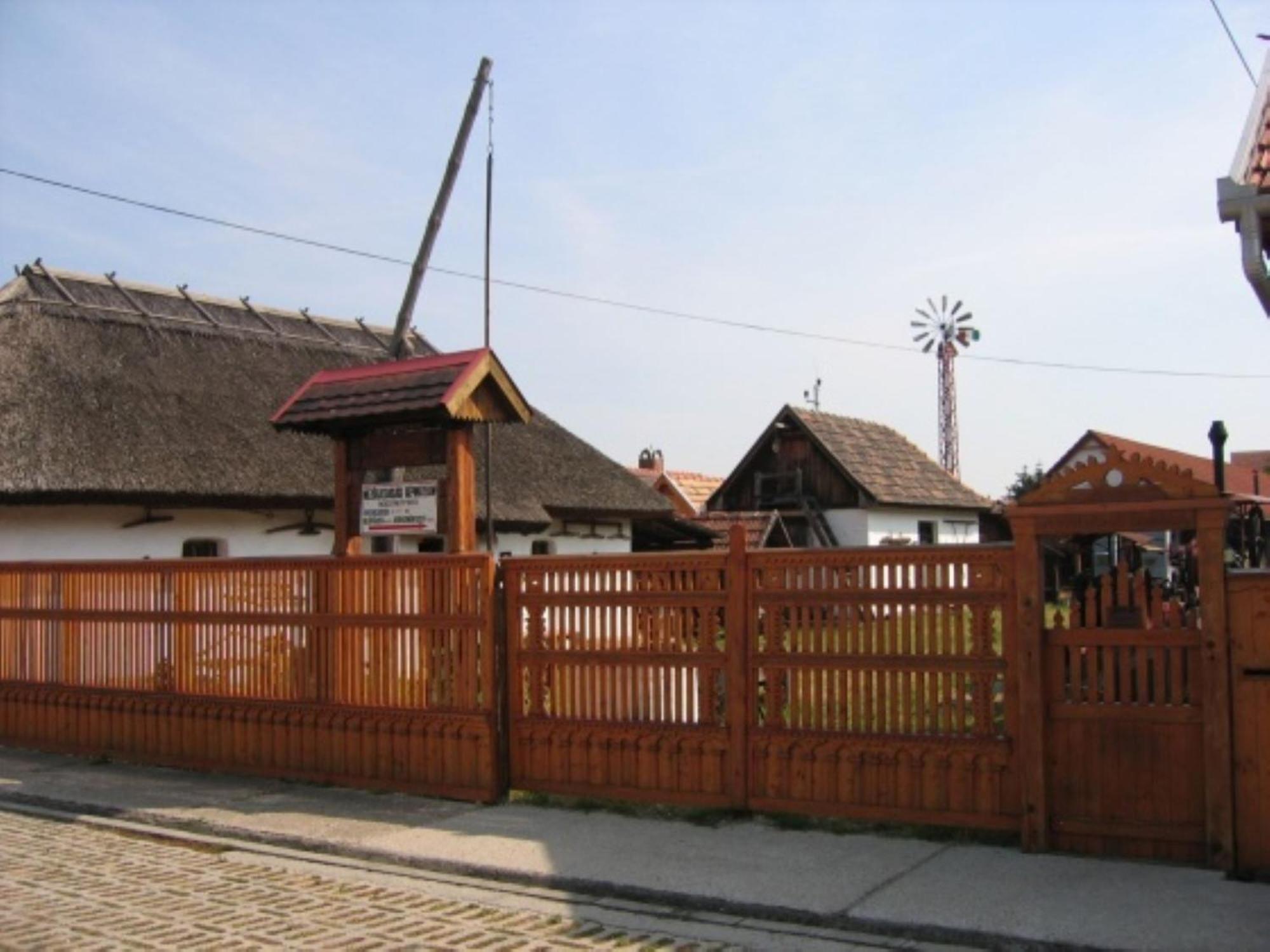 Bed and Breakfast Fenyo Panzio Mezőkövesd Exterior foto